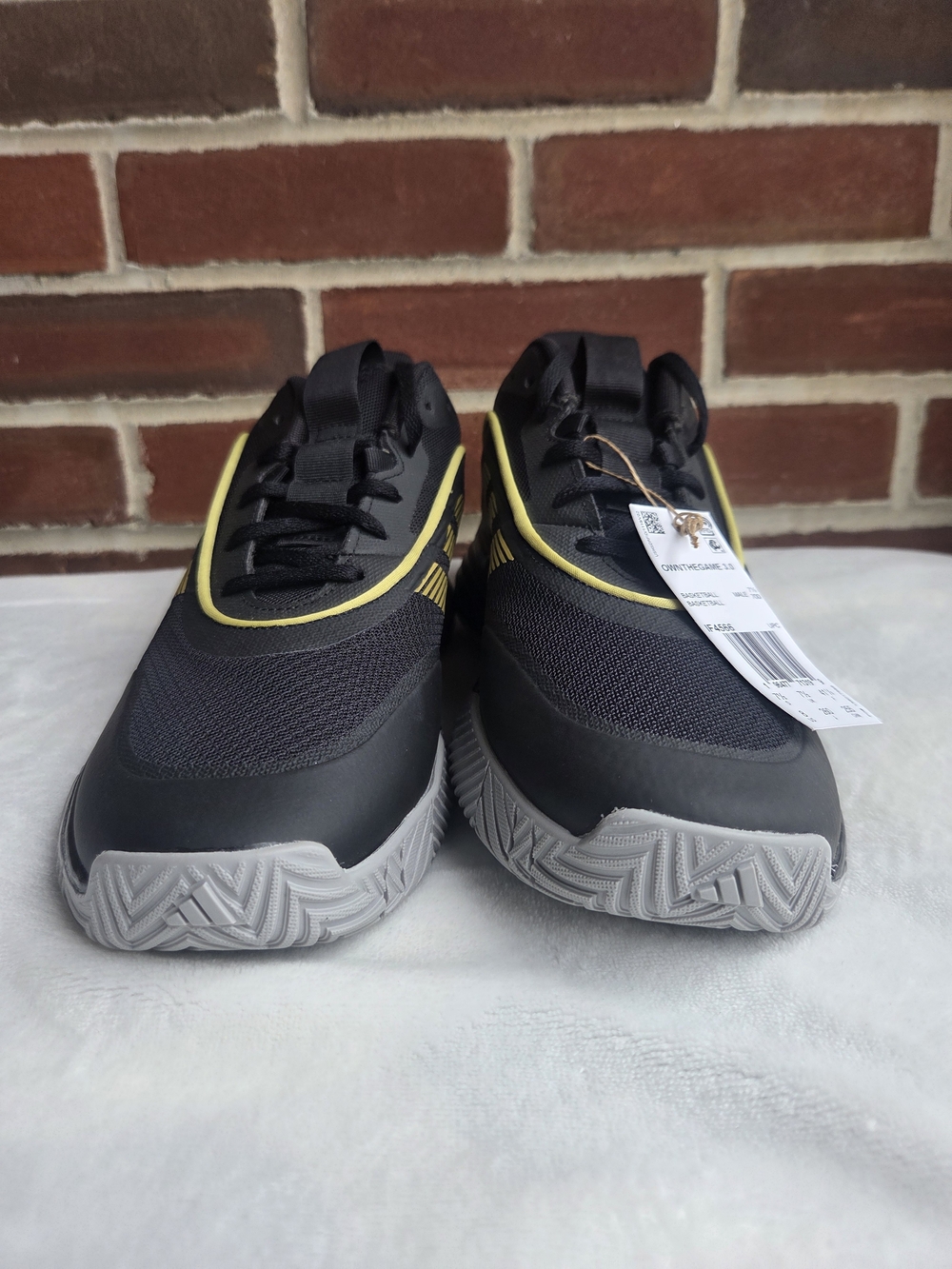 adidas Own The Game 3.0 Men’s Size 8 Black Gold Basketball Shoes NWT - Picture 3 of 7